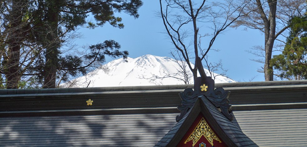 富士山と東口本宮冨士浅間神社本殿