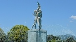 秦野市カルチャーパークの噴水と女性の像